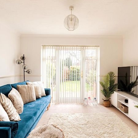 Surrey Stays - 2 Bedroom House, Rh1, Contractors Welcome, Sleeps 5 Max, 2 Parking Spaces, Near Town Centre, Train Station And Gatwick Airport 레드힐 외부 사진