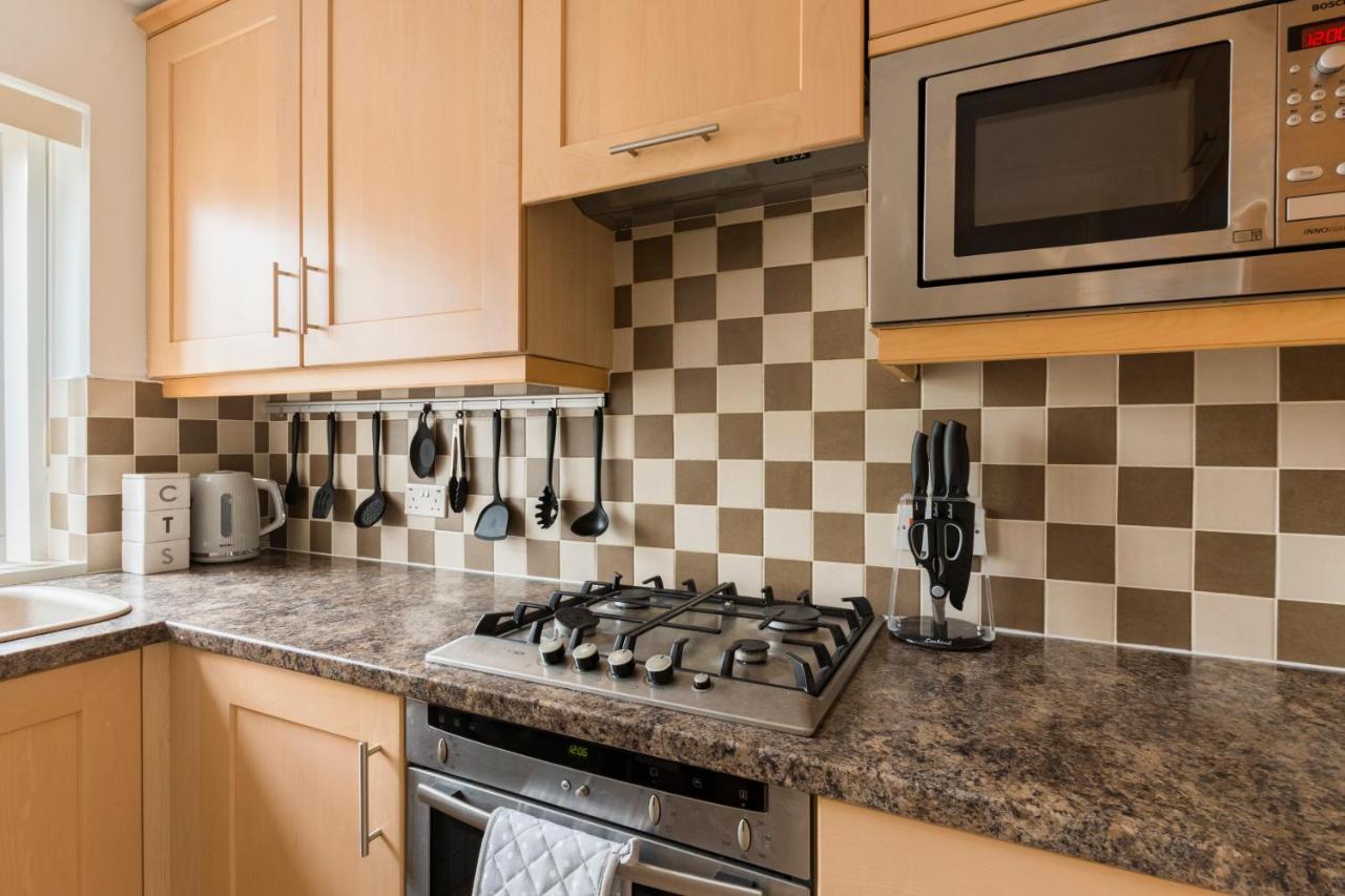 Surrey Stays - 2 Bedroom House, Rh1, Contractors Welcome, Sleeps 5 Max, 2 Parking Spaces, Near Town Centre, Train Station And Gatwick Airport 레드힐 외부 사진