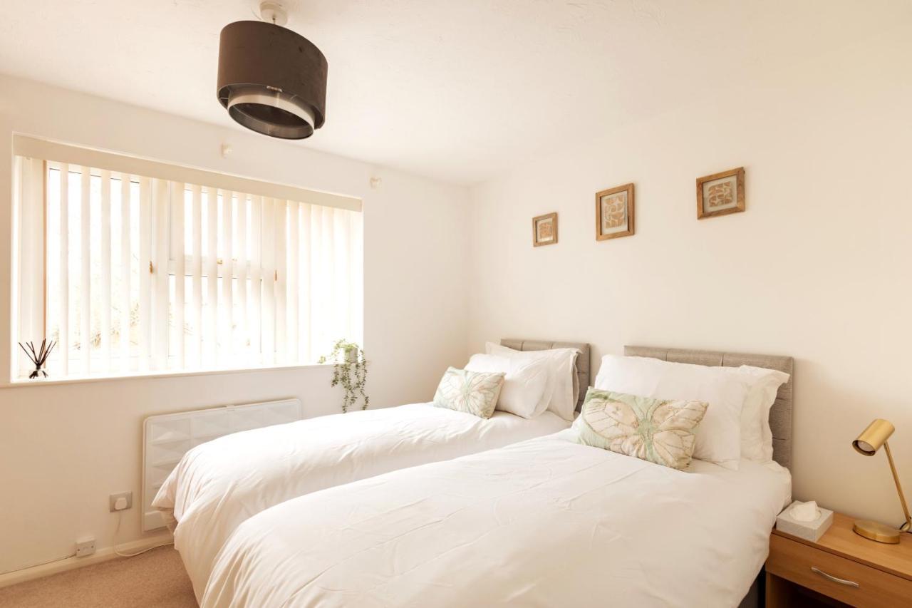Surrey Stays - 2 Bedroom House, Rh1, Contractors Welcome, Sleeps 5 Max, 2 Parking Spaces, Near Town Centre, Train Station And Gatwick Airport 레드힐 외부 사진