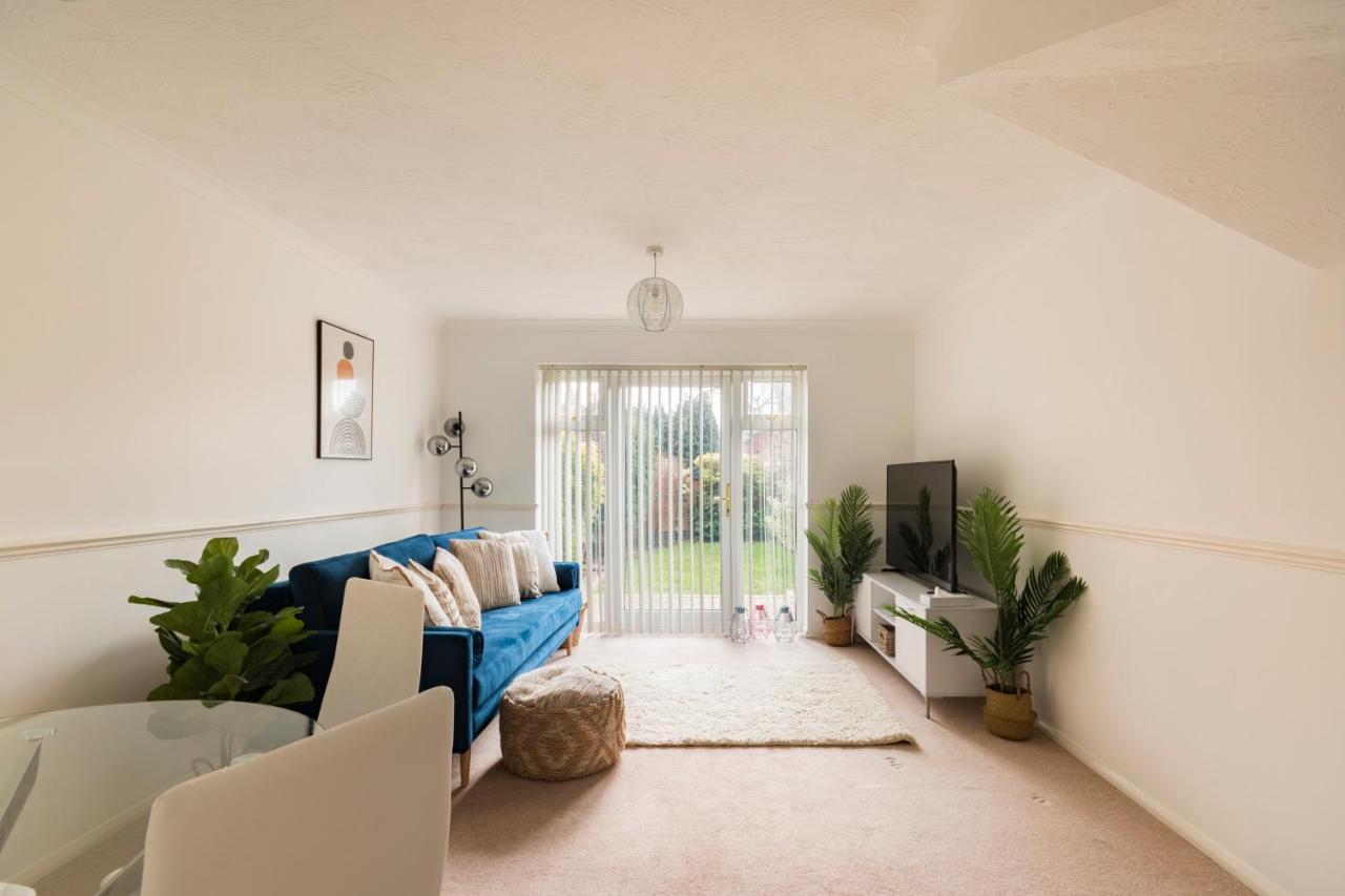 Surrey Stays - 2 Bedroom House, Rh1, Contractors Welcome, Sleeps 5 Max, 2 Parking Spaces, Near Town Centre, Train Station And Gatwick Airport 레드힐 외부 사진