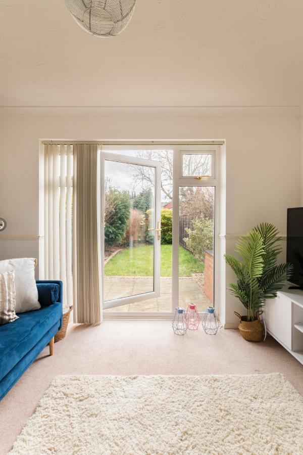 Surrey Stays - 2 Bedroom House, Rh1, Contractors Welcome, Sleeps 5 Max, 2 Parking Spaces, Near Town Centre, Train Station And Gatwick Airport 레드힐 외부 사진