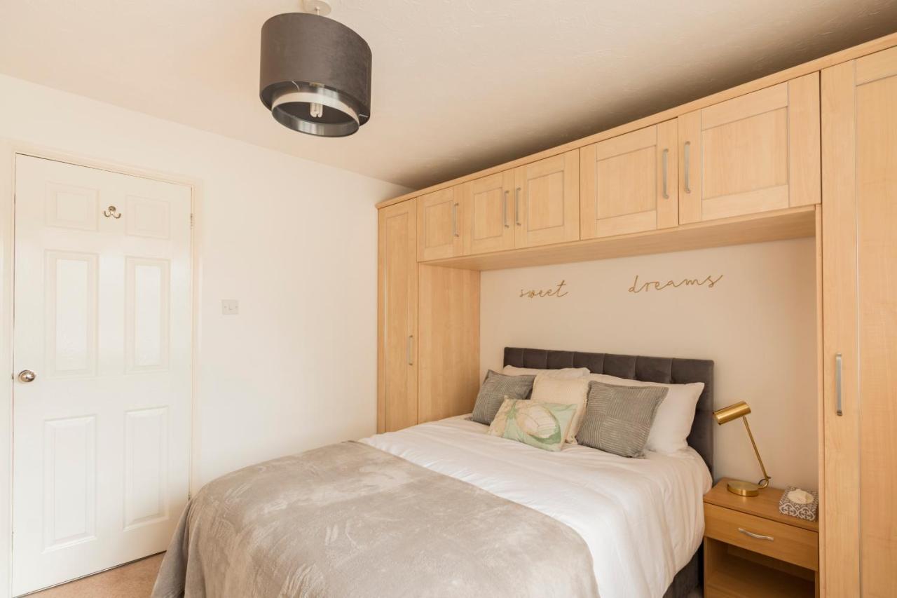 Surrey Stays - 2 Bedroom House, Rh1, Contractors Welcome, Sleeps 5 Max, 2 Parking Spaces, Near Town Centre, Train Station And Gatwick Airport 레드힐 외부 사진