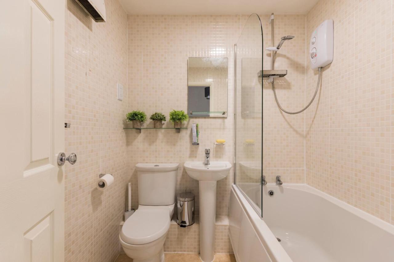 Surrey Stays - 2 Bedroom House, Rh1, Contractors Welcome, Sleeps 5 Max, 2 Parking Spaces, Near Town Centre, Train Station And Gatwick Airport 레드힐 외부 사진