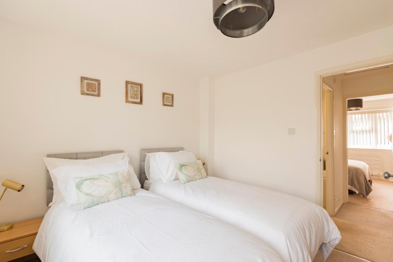 Surrey Stays - 2 Bedroom House, Rh1, Contractors Welcome, Sleeps 5 Max, 2 Parking Spaces, Near Town Centre, Train Station And Gatwick Airport 레드힐 외부 사진