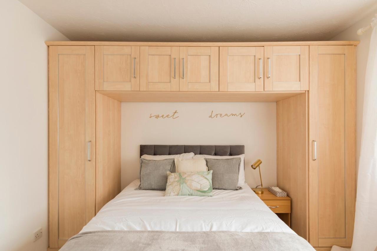 Surrey Stays - 2 Bedroom House, Rh1, Contractors Welcome, Sleeps 5 Max, 2 Parking Spaces, Near Town Centre, Train Station And Gatwick Airport 레드힐 외부 사진