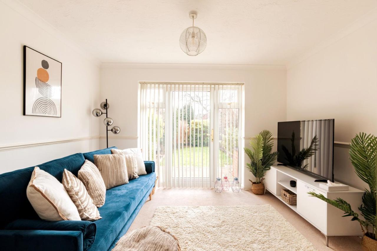 Surrey Stays - 2 Bedroom House, Rh1, Contractors Welcome, Sleeps 5 Max, 2 Parking Spaces, Near Town Centre, Train Station And Gatwick Airport 레드힐 외부 사진