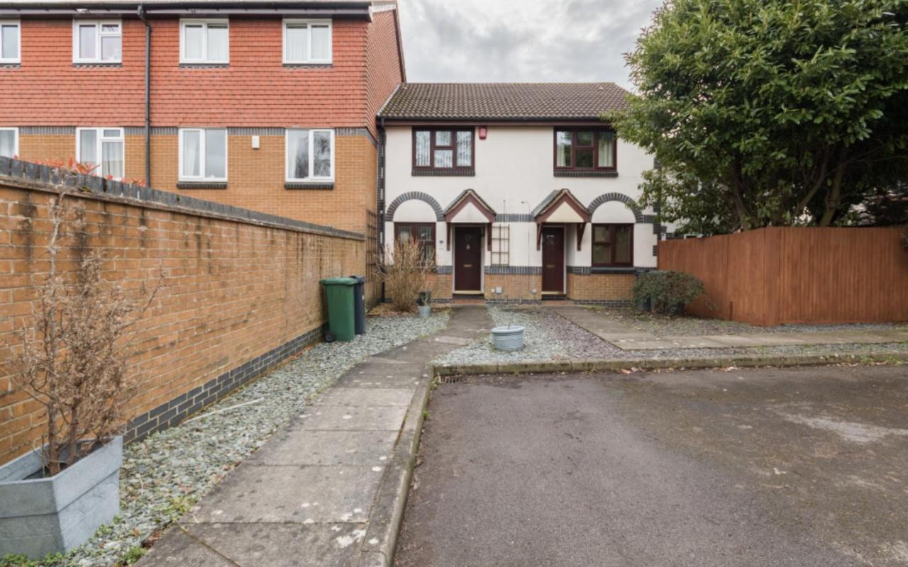 Surrey Stays - 2 Bedroom House, Rh1, Contractors Welcome, Sleeps 5 Max, 2 Parking Spaces, Near Town Centre, Train Station And Gatwick Airport 레드힐 외부 사진